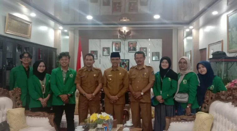 Bupati kabupaten Limapuluh Kota Safaruddin Dt. Bandaro Rajo ketika menerima Mahasiswa KKN Unand Padang terkait sampah di ruang kerja, Sarilamak, Senin 29 Juli 2024.