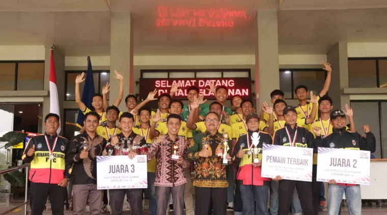 Pj Walikota Payakumbuh Suprayitno dengan penuh kebanggaan melepas Tim Minang Sejagat FC U-16 yang akan mewakili Sumatera Barat, Kamis 4 Juli 2024.