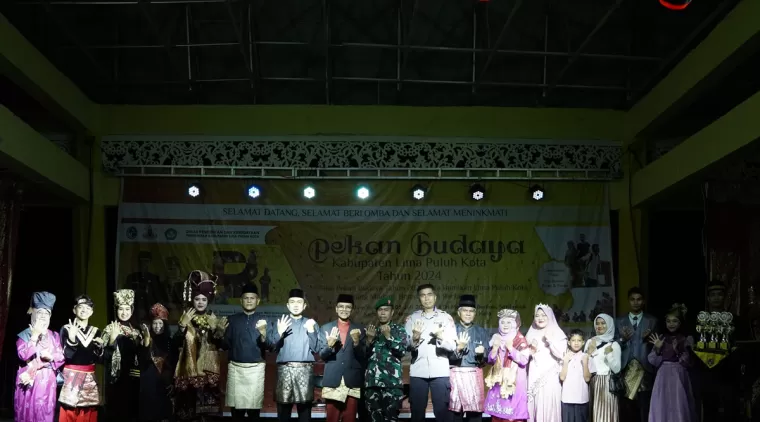 Deni Asra ketika menghadiri penutupan Pekan Budaya kabupaten Limapuluh Kota, Jumat malam 5 Juli 2024.