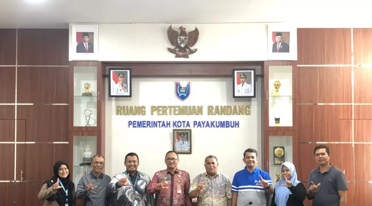 Usai rapat di ruang (Randang) rapat Walikota lantai II kantor Balaikota Payakumbuh, Kadis Pendidikan Dasril bersama pejabat lainnya, foto bersama dengan Pj.Wako Payakumbuh Suprayitno, Jumat 5 Juli 2024 sore.