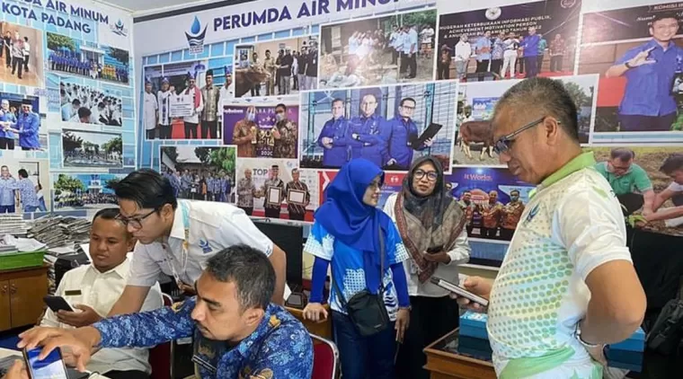 Direktur Umum Perumda Air Minum Padang dan Disdukcapil Giatkan Pengisian IKD