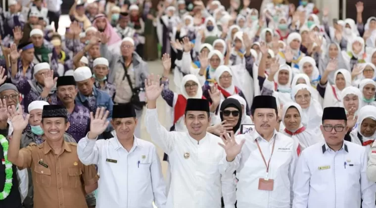 Wawako Ramadhani Kirana Putra (tengah), Kabag Kesra Pemko Solok, Feri Hendria (kiri baju coklat) dan Pejabat lainya, menyambut kedatangan Jemaah Haji Kota Solok yang baru tiba dari Tanah Suci.