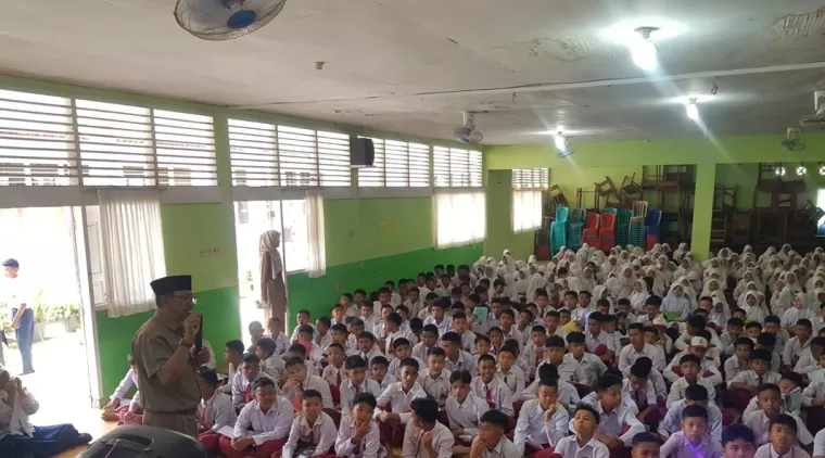 Diskominfo Limapuluh Kota Beri Pencerahan Siswa Baru SMPN 1 Harau Saat MPLS bertempat di aula SMPN 1 Kecamatan Harau, Selasa 16 Juni 2024.