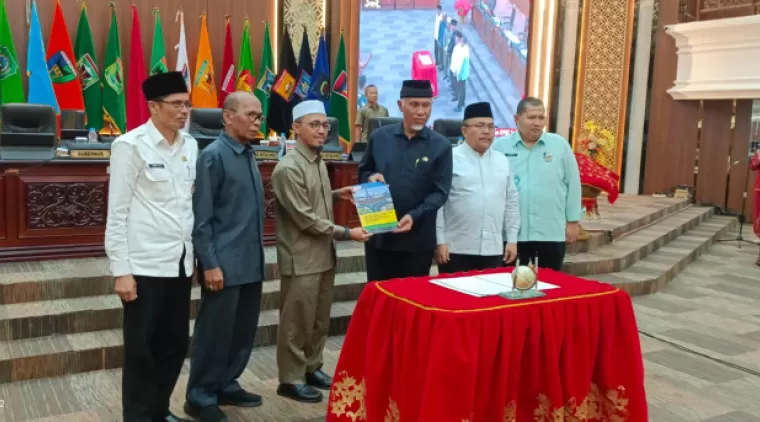 DPRD Sumbar Tetapkan Ranperda RPJPD 2025-2045 dan Ranperda Penyiaran di Paripurna