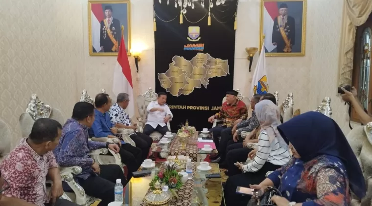 Gubernur Mahyeldi Jembatani Kerja Sama Strategis Antara Semen Padang dan Gubernur Jambi