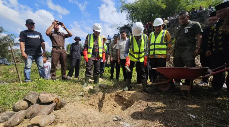 Bupati Safaruddin Dt. Bandaro Rajo saat melakukan peletakan batu pertama pembangunan jembatan Lubuak Nago, nagari Pangkalan, kecamatan Pangkalan Koto Baru, Limapuluh Kota, Kamis 18 Juli 2024.