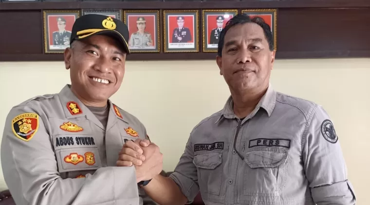 Kapolres Solok Kota, AKBP Abdus Syukur Felani, S.I.K, dengan mantan Ketua PWI Kabupaten Solok 2019-2022 yang kini Dewan Penasehat PWI Kabupaten Solok, 2023-2026, Riswan Jaya,S.H.