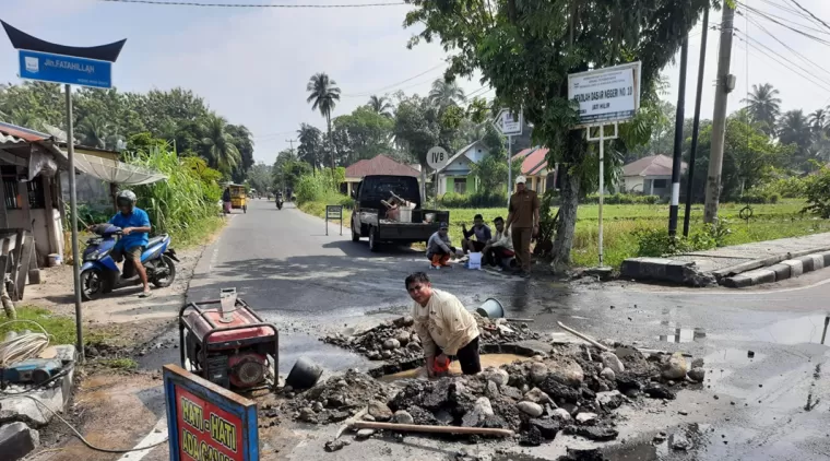 Petugas BLUD UPTD Air Bersih sedang memperbaikan jaringan pipa bocor di Simpang Gantiang Jati Hilir Kota Pariaman.(Trisnaldi).