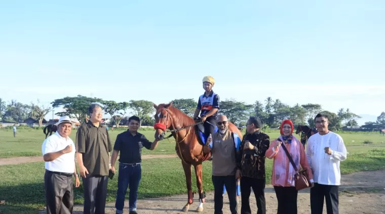 Fajar Utomo menilai Kuda dapat menjadi daya tarik pariwisata yang potensial di kota Payakumbuh Fajar Utomo usai mengunjungi Gelanggang Pacu Kuda, Kamis 11 Juli 2024.