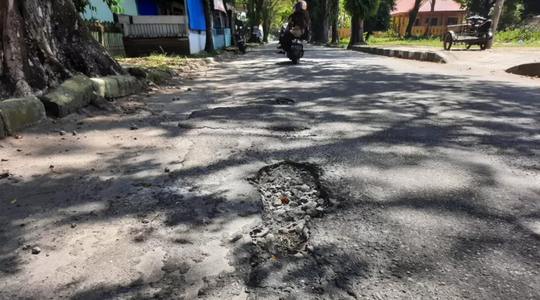 Jalan rusak di Jalan Syeikh Abdul Arif, Kota Pariaman yang berpotensi mengundang celaka pengguna jalan.(Trisnaldi).