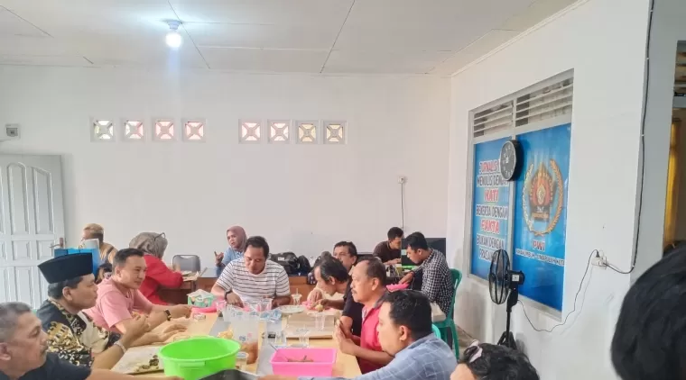 Makan Siang di Kantor PWI Payakumbuh Diwarnai Irfendi Arbi, Rabu 31 Juli 2024.