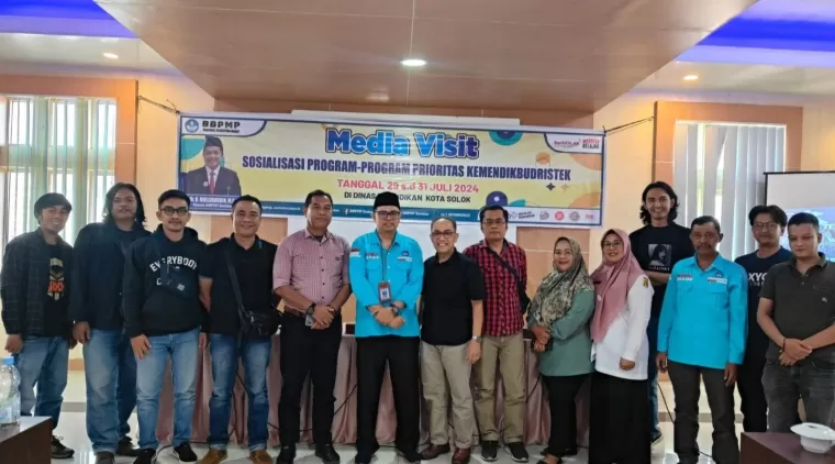 Nara sumber dari BBPMP Sumbar, Atos Indria, S.Pd, M.Pd, (tengah baju biru) bersama awak media di acara Media Visit di Aula Dinas Pendidikan Kota Solok.