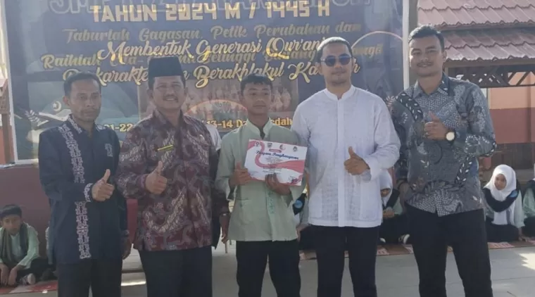 Kepala sekolah SMPN 2 Payakumbuh Defi Malidra, wakil kesiswaan dan guru Olahraga foto bersama dengan M.Habibi yang sukses mengharumkan Nama SMPN 2 Payakumbuh dan SSB Arafah di Tingkat Nasional