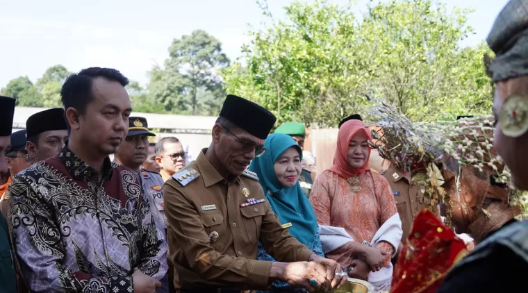 Bupati kabupaten Limapuluh Kota Safaruddin Dt.Bandaro Rajo resmikan pemakaian gedung baru kantor walinagari Durian Gadang kecamatan Akabuluru, Senin 21 Juli 2024.