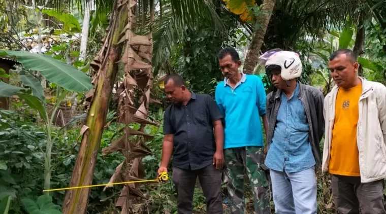 Saat pengukuran saluran irigasi di Korong Ajuang untuk pembangunan peningkatan kwalitas saluran.