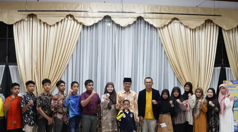 Bupati Safaruddin ketika mengundang para siswa berprestasi ke pendopo rumah dinas bupati, Minggu malam, 28 Juli 2024.