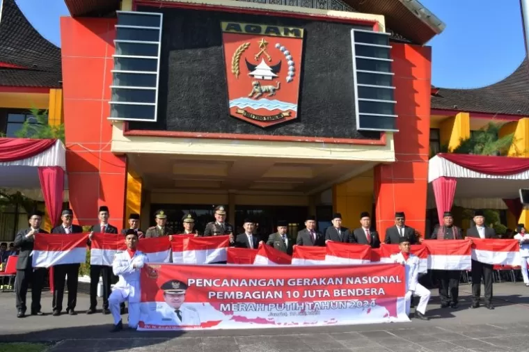 Pemerintah Kabupaten Agam mencanangkan gerakan nasional 10 juta Bendera Merah Putih