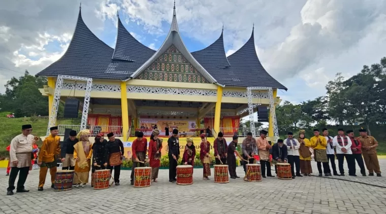 Alek Pekan Budaya kabupaten Limapuluh Kota tahun 2024 ini digelar di RTH Mahkota Berlian di Sarilamak, Kecamatan Harau, Senen 1 Juli 2024.