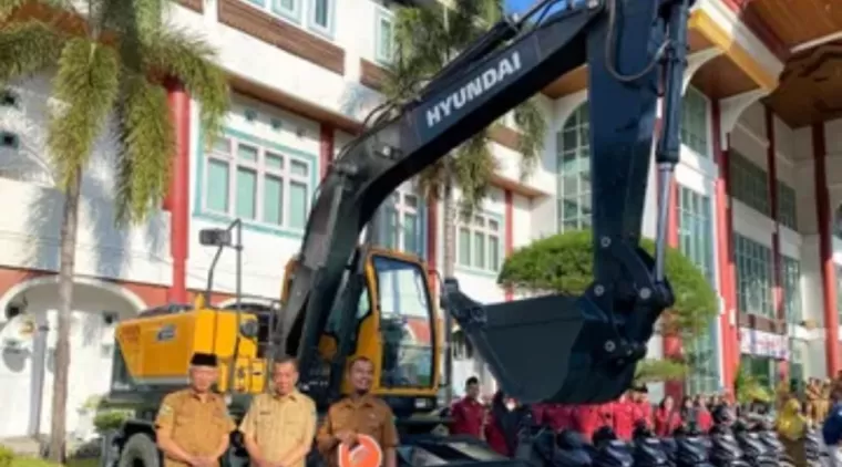 Pemkab Pessel Terima Satu Unit Excavator Dari Kemensos