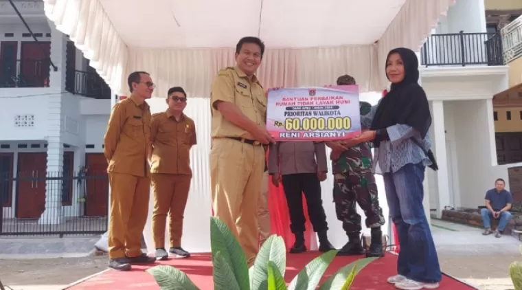 Pemko Bukittinggi serahkan bantuan bedah rumah secara simbolis