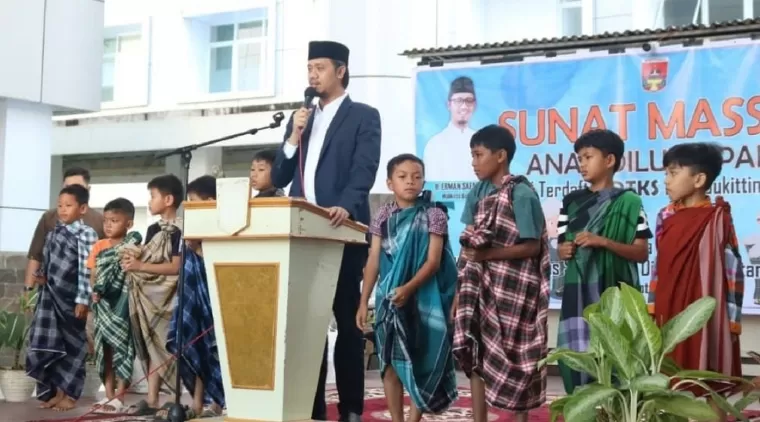 Sunatan Massal yang diadakan Pemko Bukittinggi dan LKKS