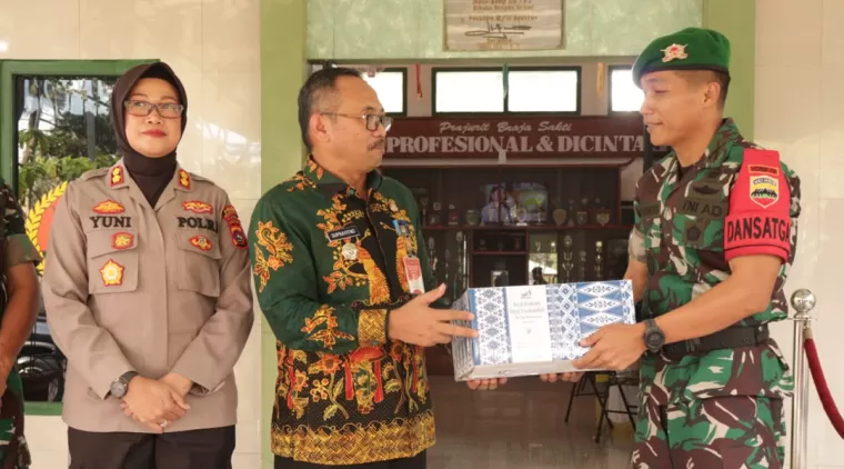 Melalui Satgas Pamgat Batalyon 131/BRS di Markas Batalyon 131/BRS, Kamis 04 Juli 2024. Pj Wako Payakumbuh Suprayitno serahkan bantuan untuk masyarakat Papua.