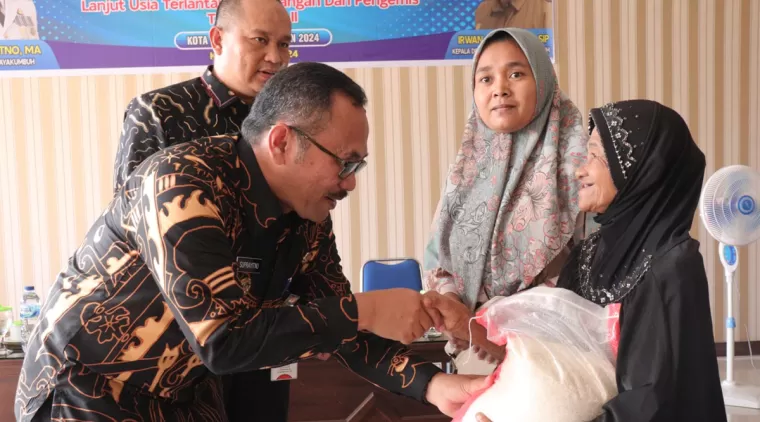 Pj. Walikota Payakumbuh Suprayitno ketika menyerahkan bantuan sosial permakanan bagi penyandang disabilitas terlantar, anak terlantar, lansia terlantar, gelandangan dan pengemis tahap 1 dan tahap 2 di aula dinas Sosial kota Payakumbuh, Kamis 18 Juli 2024.