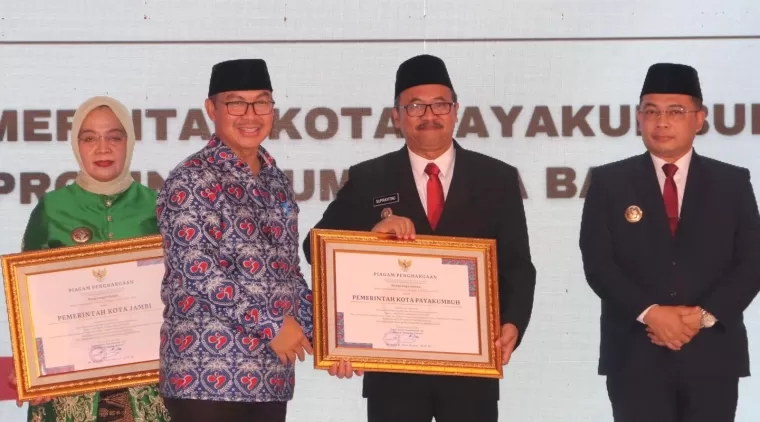 Bertempat di lapangan Pancasila, Simpang Lima, Kota Semarang, Jawa Tengah, Sabtu 29 Juni 2024. Pj. Walikota Payakumbuh Suprayitno menerima penghargaan Indeks Pembangunan Keluarga (iBangga)