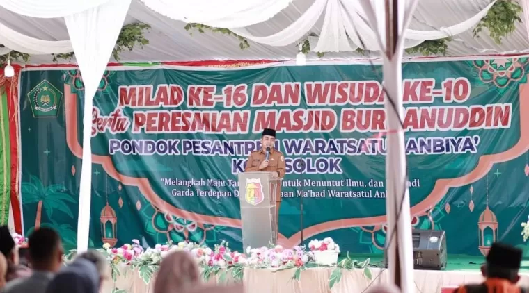 Wawako Ramadhani Kirana Putra di acara Wisuda Ke-10 Ponpes Warasatul Anbiya' Kota Solok, sekaligus peresmian Masjid Burhanudin dilingkungan Ponpes Warasatul Anbiya.