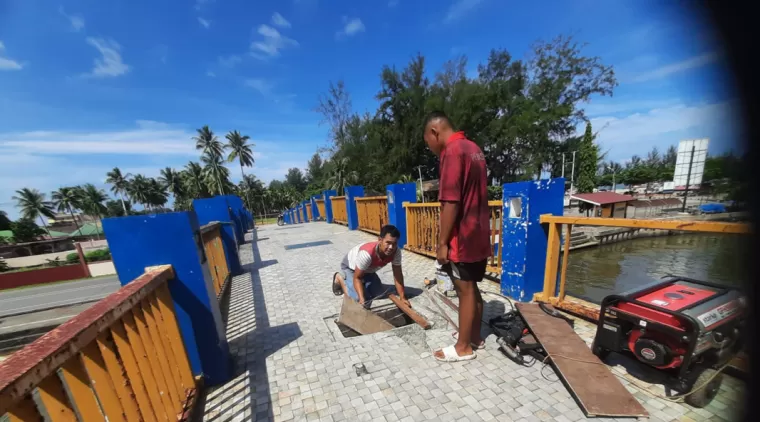 Perbaikan Gandoriah Bridge sedang dilaksanakan.(Trisnaldi).