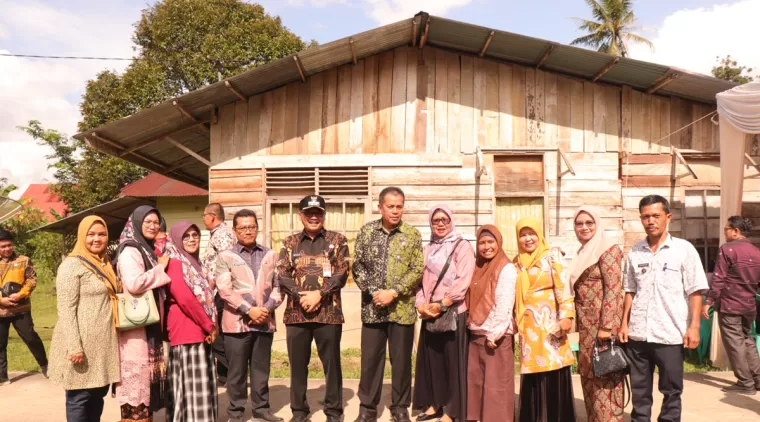 Pj. Walikota Payakumbuh Suprayitno saat penyerahan secara simbolis RLH di Padang Tangah Payobada, Kamis 18 Juni 2024.