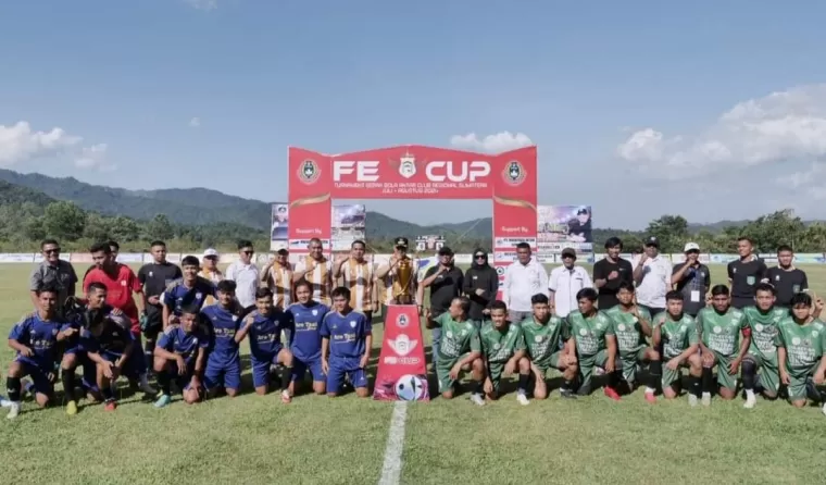 Wako Zul Elfian Umar, Sawako Ramadhani (tengah), bersama Forkopimda Kota Solok dan Fadlul Effendi di acara Pembukaan FE Cup di Stadion Marah Adin, Kota Solok.