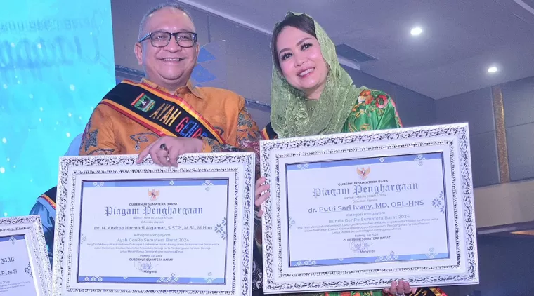 Pj Wako Andree Algamar dan Istri Dianugerahi Ayah Bunda GenRe Sumbar Kategori Pengayom