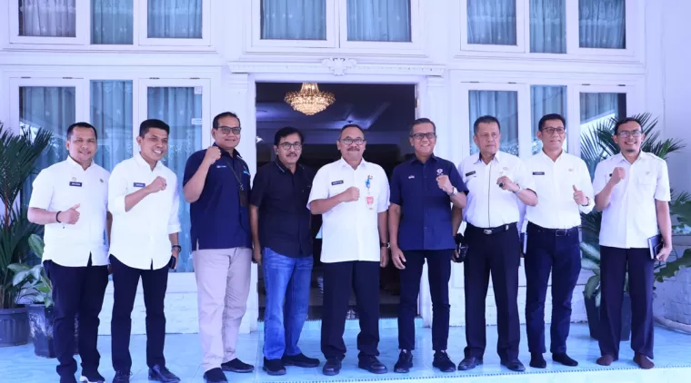 Pj.Wako Payakumbuh foto bersama usai menerima kunjungan silaturahmi Komisaris dan Direktur Utama PT. Semen Padang di rumah dinas Walikota Payakumbuh, Rabu 3 Juli 2024.