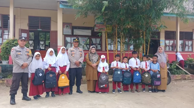 Polsek Gunung Tuleh Kunjungi Sekolah Dasar Negeri 12 Gunung Tuleh Berikan Bantuan Pada Murid Kurang Mampu