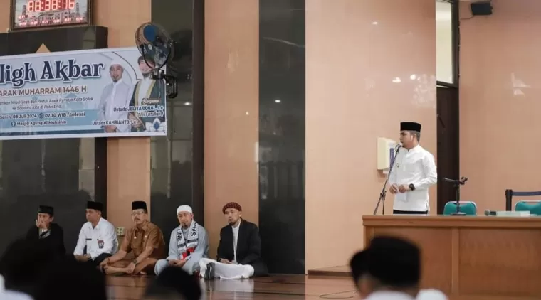 Wawako Ramadhani Kirana Putra di acara Tabligh Akbar dalam rangka memeriahkan Tahun Baru Islam 1 Muharram 1446 Hijriyah di Masjid Agung Al Muhsinin Kota Solok