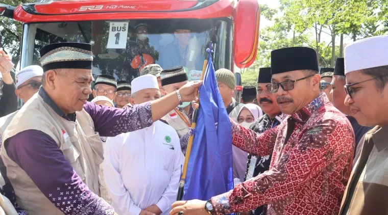 Ratusan Masyarakat Antusias Menyambut Kedatangan 204 Jamaah Haji Payakumbuh, Jumat 5 Juli 2024.