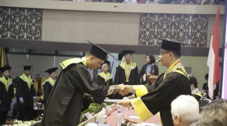 Rektor UNP Dorong Lulusan Periode 135 Tingkatkan Kepekaan Sosial pada Wisuda Hari Kedua