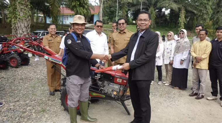 Rektor UNP Memberikan Tractor kepada Kelompok Tani Mahasiswa di Kampus Sijunjung