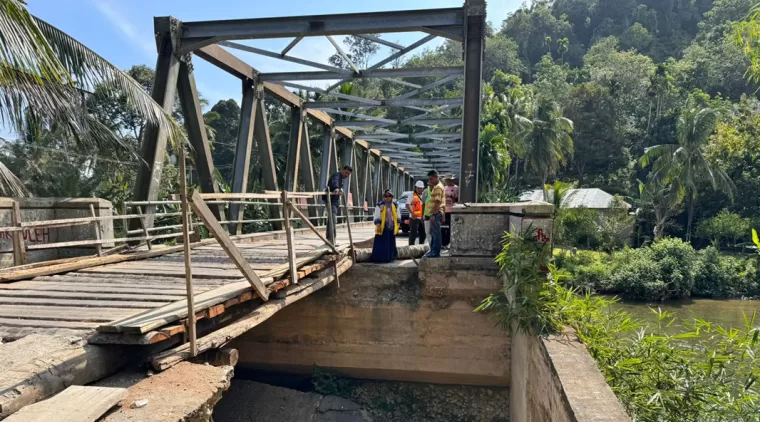 Rusak Diterjang Banjir, Jembatan di Batangkapas Mulai Diperbaiki