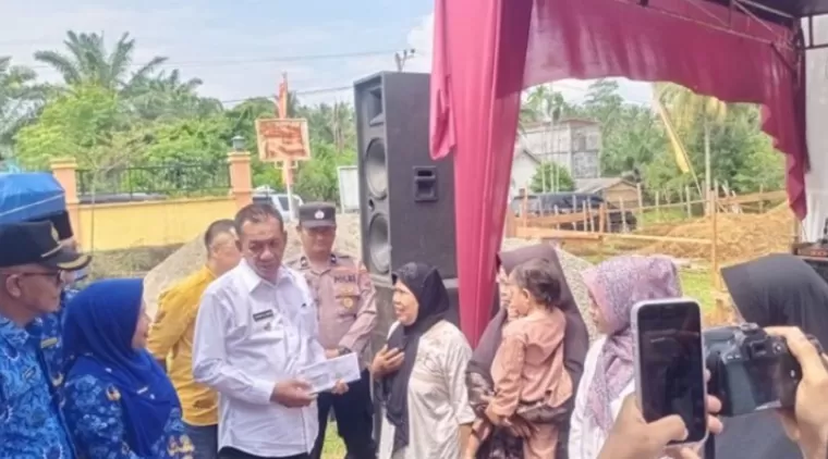 Sebanyak 837 Kartu BPJS Diserahkan Bupati Pessel Kepada Masyarakat Kecamatan Airpura