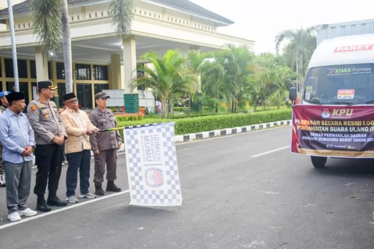 Sekdakab Agam Edi Busti melepas secara resmi 1.721 logistik Pemungutan Suara Ulang (PSU)