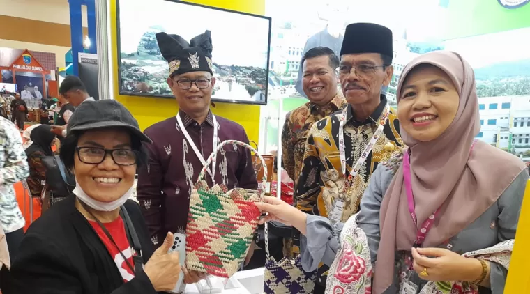 Stand Milik Pemkab Limapuluh Kota di AOE 2024 Ramai Pengunjung di Cendrawasih, Convention Center, Senayan, Jakarta, Rabu 10 Juli 2024.