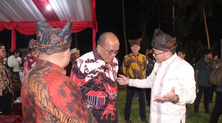 Pj.Walikota Payakumbuh Suprayitno bincang-bincang dengan ketua DPRD Sumbar Supardi usai pembukaan Festival Maek, di lapangan sepakbola jorong Koto Godang, nagari Maek, Rabu 17 Juli 2024  malam.