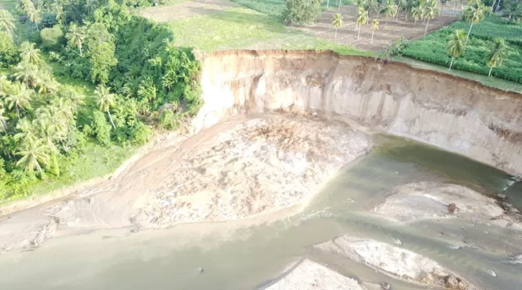 Kondisi gerusan erosi tebing sungai di kawasan Punggung Lading Kota Pariaman.