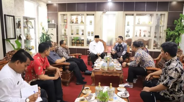 Wako Zul Elfian Umar (tengah baju putih) saat beraudiensi dengan Komite Nasional Ekonomi Syariah, Sutan Emir Hidayat dan rombongan.