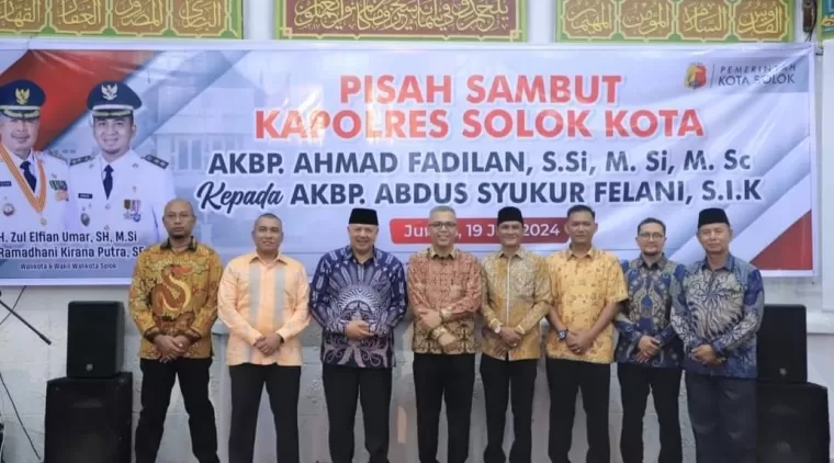 Wako Zul Elfian Umar (3 kiri) Kapolres Solok Kota AKBP Abdus Syukur Felani (2 kiri),AKBP Ahmad Fadilan (4kiri) Ketua BAZNAS AKBP (Purn) H. Zaini (kanan) dan Pejabat lainnya, di acara Pisah Sambut Kapolres Solok Kota di Balairung 99 Rumah Dinas Wako.