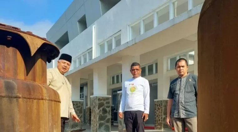 Wako Zul Elfian Umar (kiri) saat meninjau Rumah Sakit Solok Serambi Madinah di Banda Panduang.