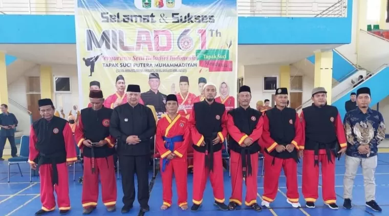 Wako Zul Elfian Umar (3 kiri baju hitam) di acara Milad Ke-61 Perguruan Tapak Suci Muhammadiyah Solok Raya di GOR Alimin Sinapa, Kota Solok.