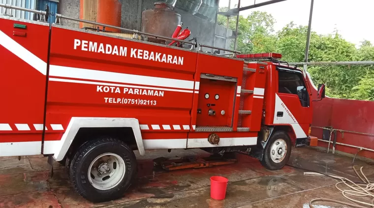 Mobil unit Damkar Kota Pariaman Tahun 2002.(Trisnaldi).